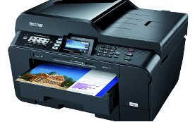Der Multifunktionsdrucker von Brother verbindet sich mit allen Geräten im WLAN und kostet knapp 700 Euro.